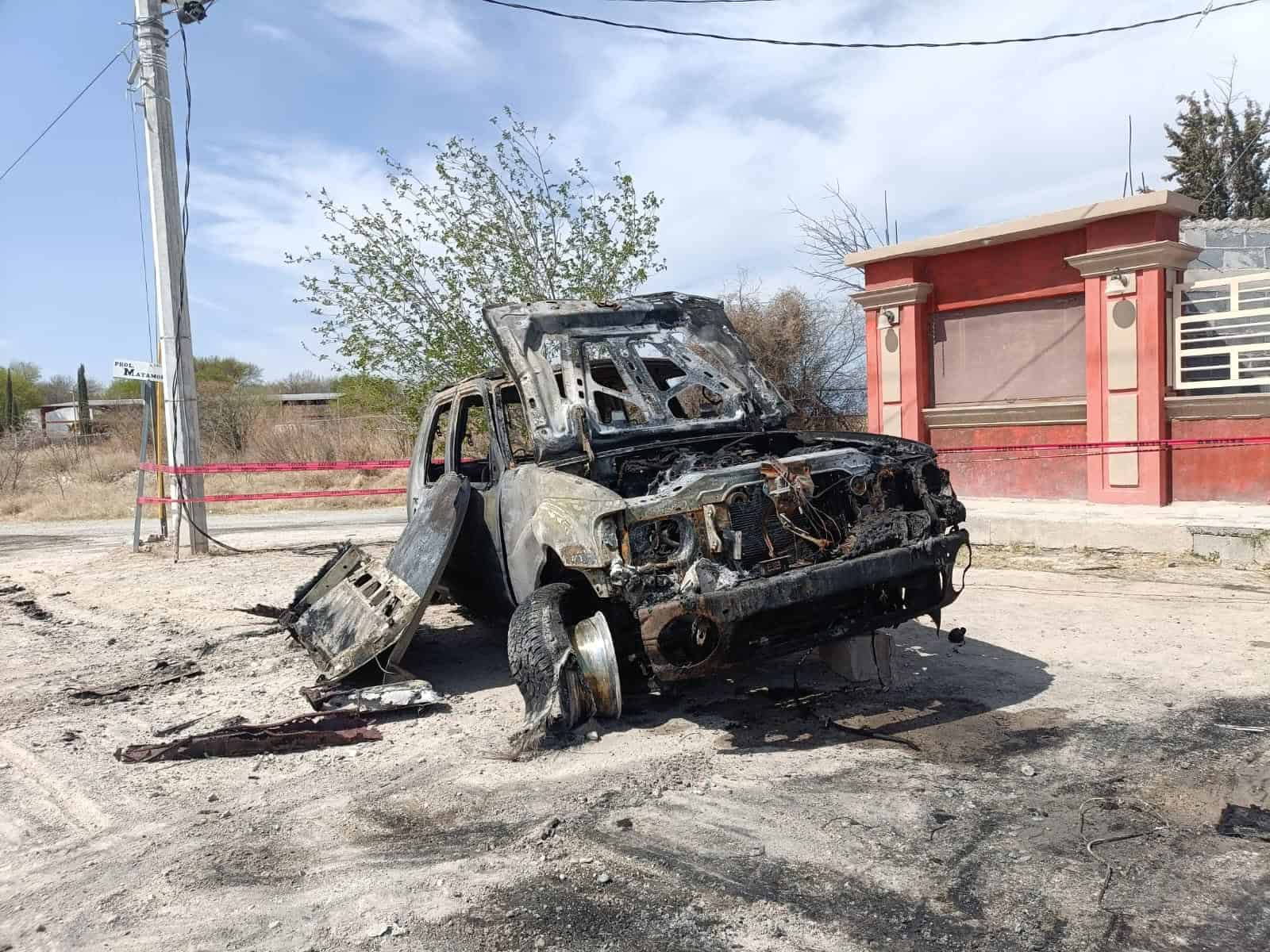 Los bomberos lograron reatirar los vehículos del porche y evitar que todo el lugar se quemara.