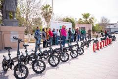 Entrega Yesi ´bicis´ eléctricas a policías