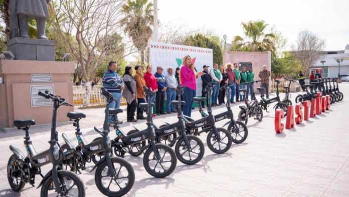 Entrega Yesi ´bicis´ eléctricas a policías