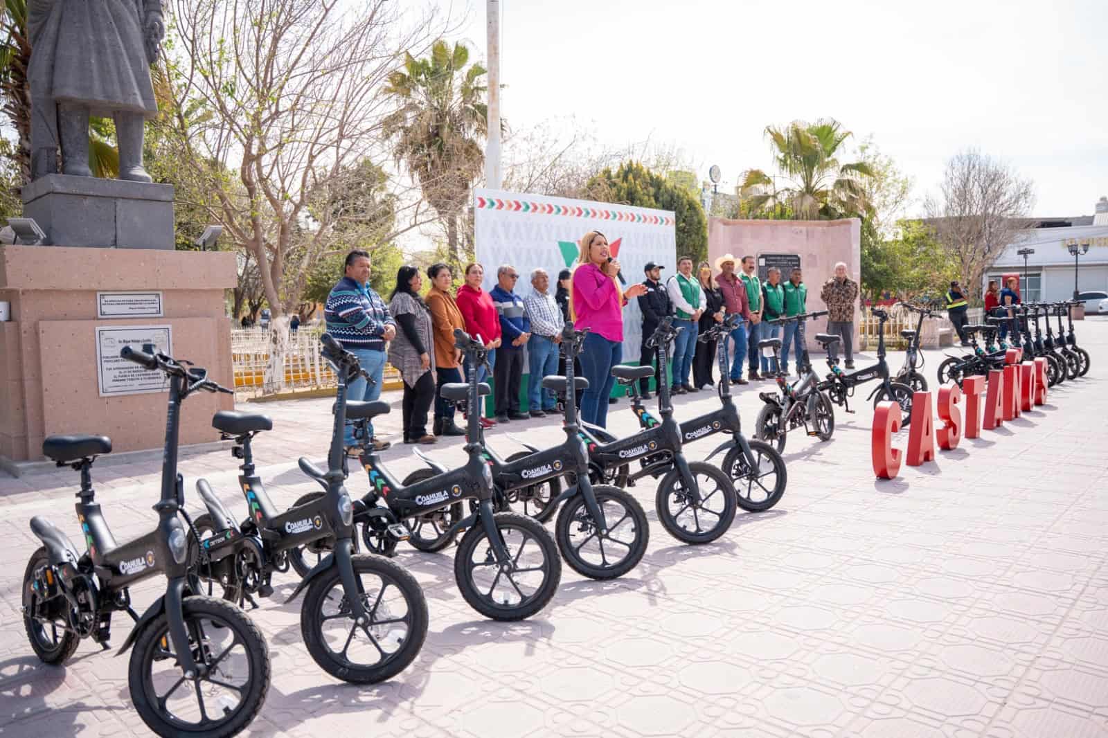 Entrega Yesica bicicletas eléctricas a policías de Castaños.