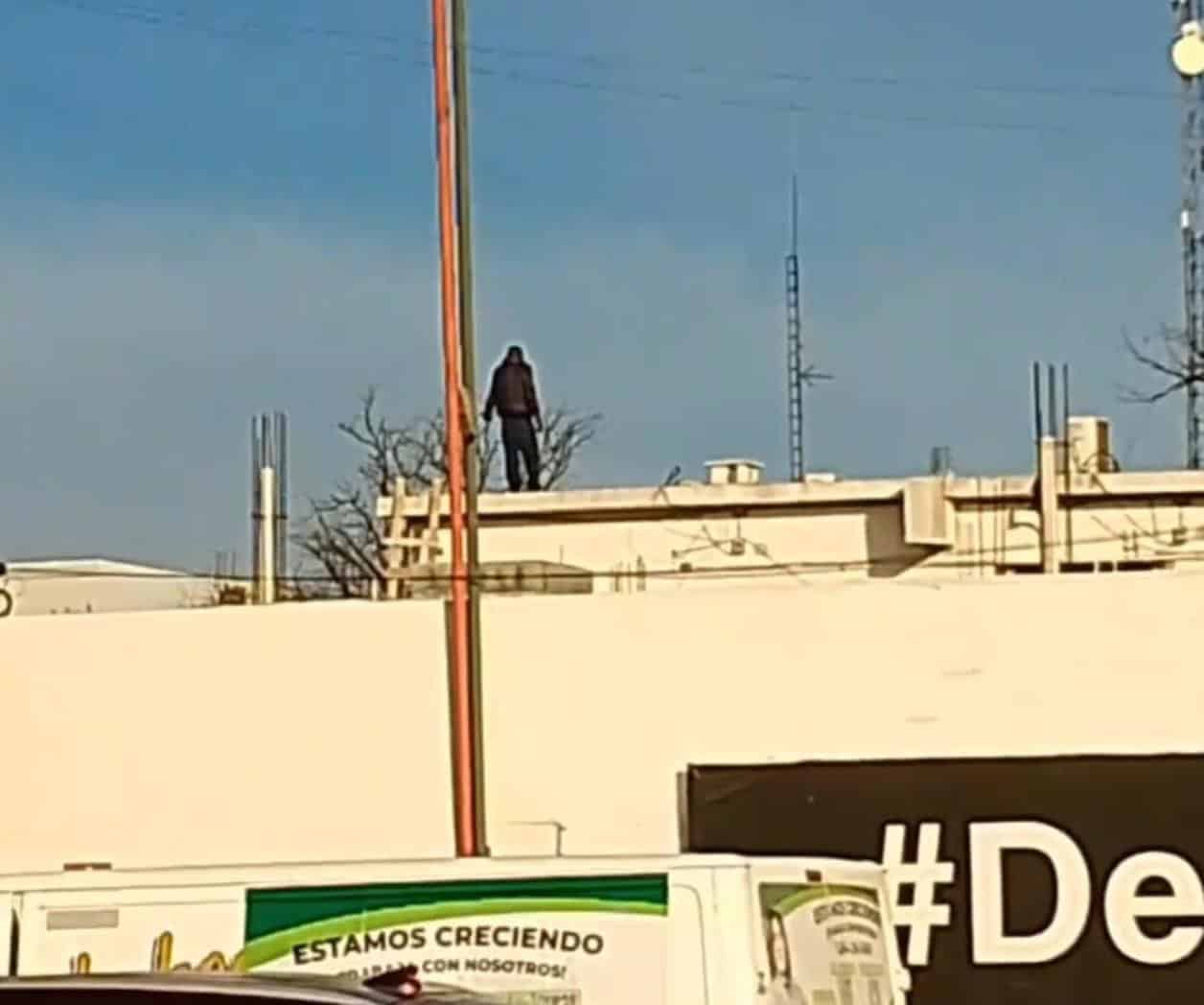 Hombre en aparente estado de intoxicación es sorprendido en el techo de una carnicería