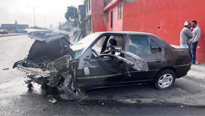 Destroza su vehículo y ella termina herida