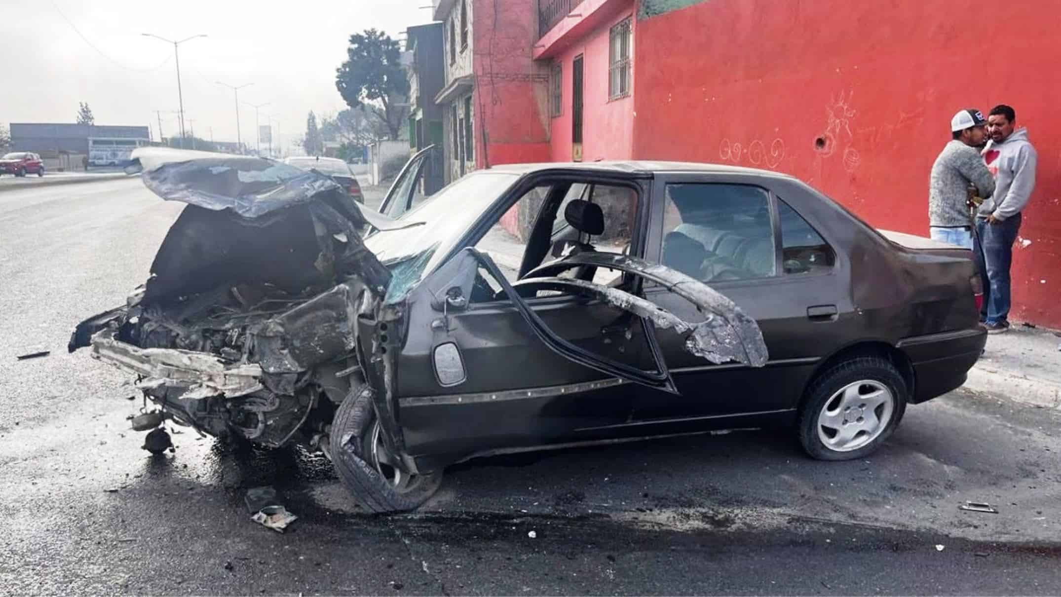 El vehículo quedó atravesado en medio de la vía tras impactarse contra una pared en el bulevar Felipe J. Mery.