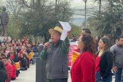 Profesor jubilado es citado por la FGR tras protestar por deficiencias en el ISSSTE