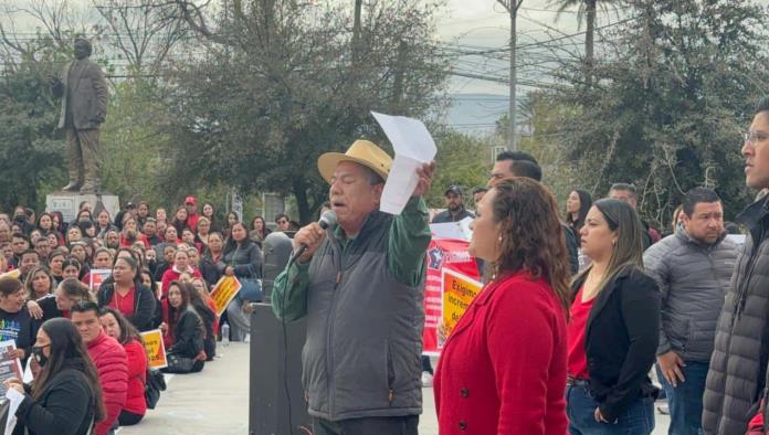 Profesor jubilado es citado por la FGR tras protestar por deficiencias en el ISSSTE