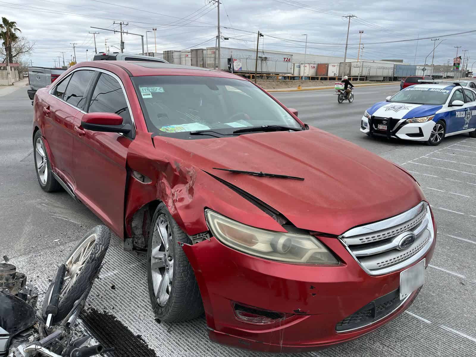 Accidente vial entre automóvil y motocicleta en Ciudad Acuña deja un herido