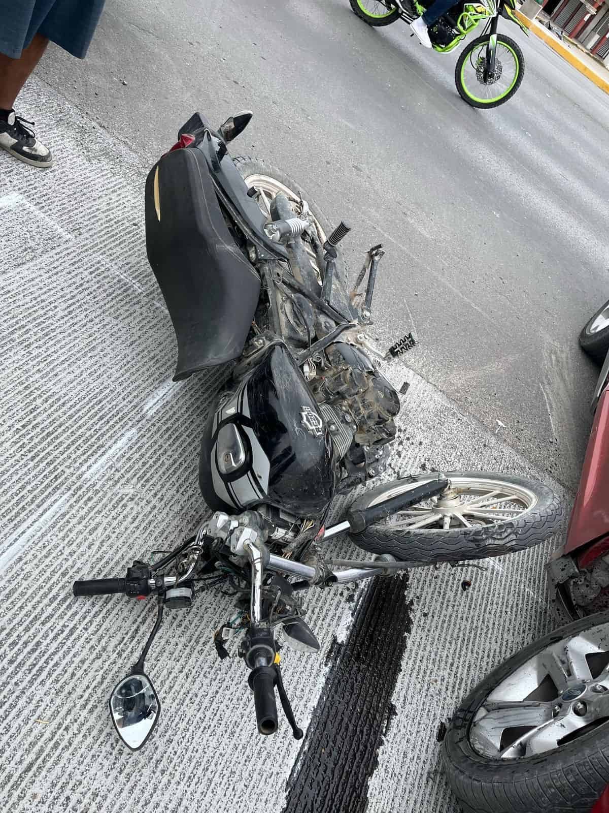 Accidente vial entre automóvil y motocicleta en Ciudad Acuña deja un herido