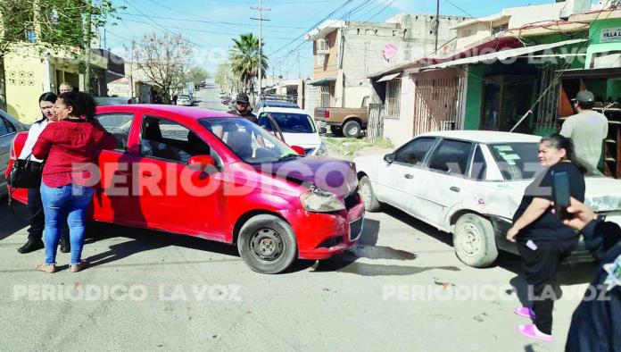 Se pasa alto, choca y proyecta automóvil