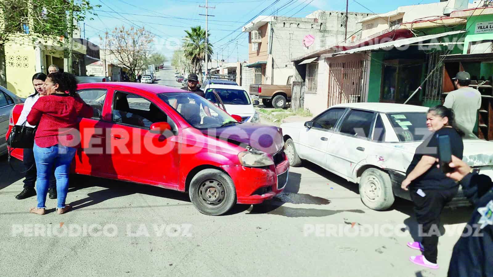 Se pasa alto, choca y proyecta automóvil