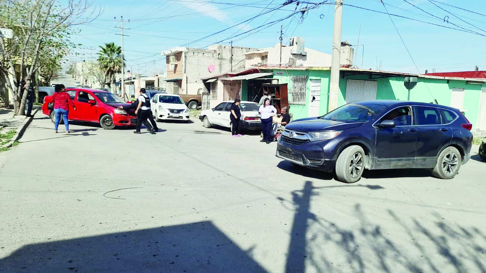 Se pasa alto, choca y proyecta automóvil