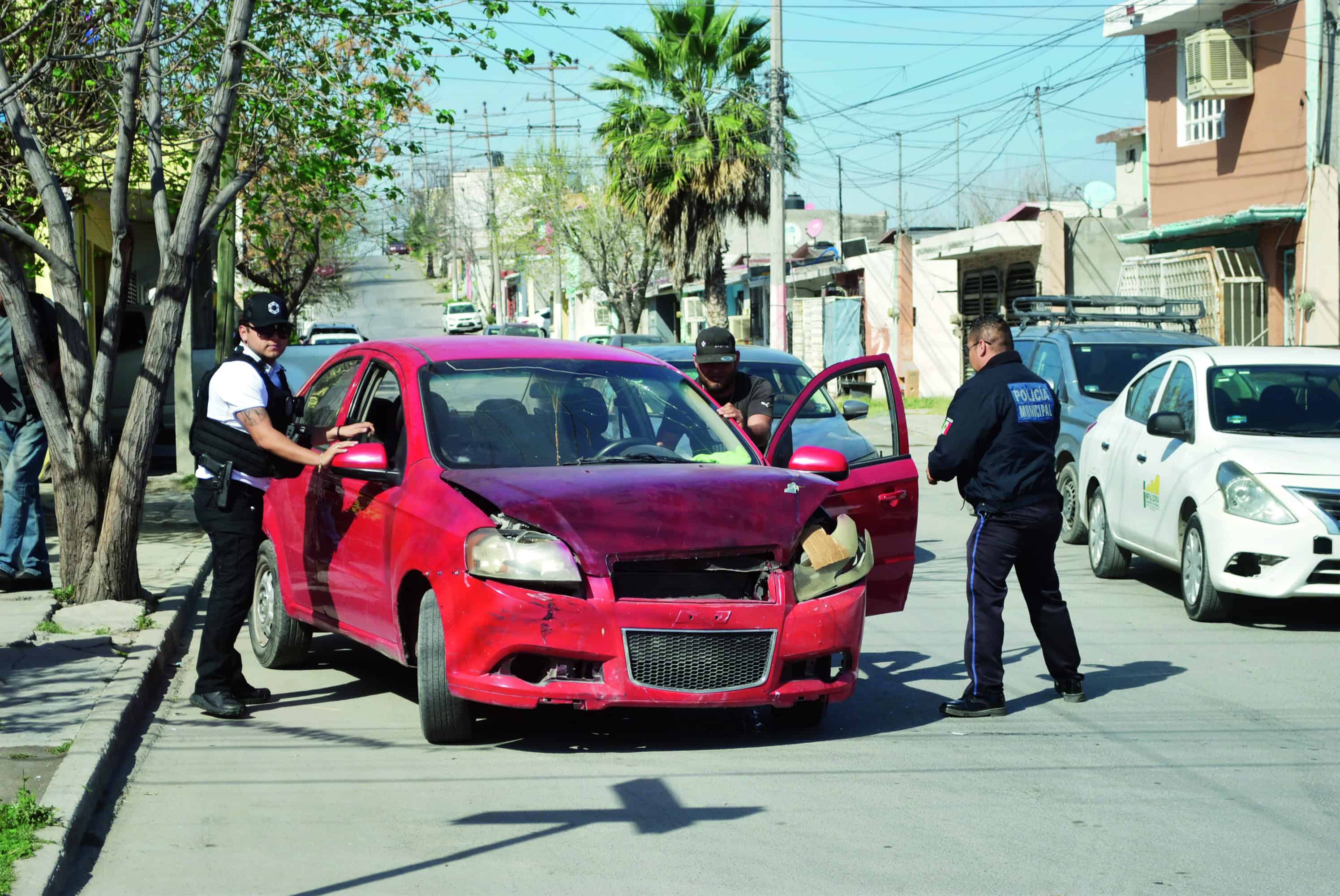 Se pasa alto, choca y proyecta automóvil