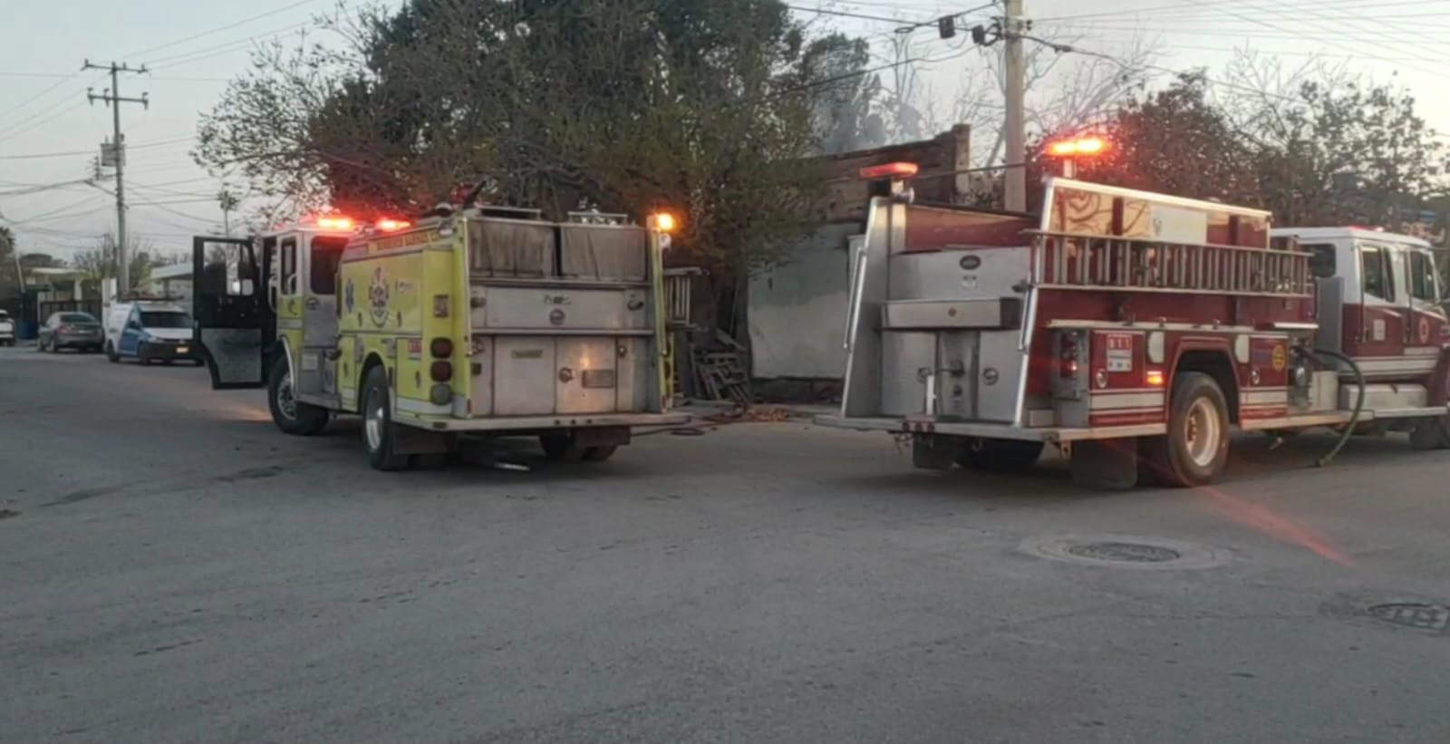 Bomberos de Sabinas sofocan incendio en vivienda ubicada en la colonia Flores Magón.