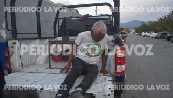 Encuentran a ebrio tirado en la banqueta