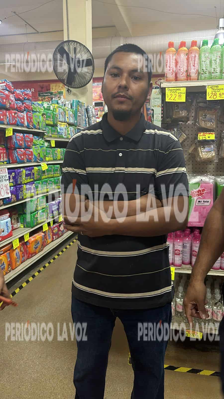 Diego fue agredido por dos tipos al exterior de una frutería del Fraccionamiento Monclova.