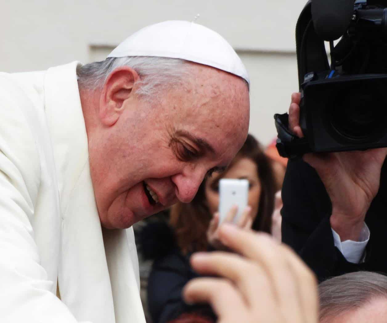 Papa Francisco se recupera: Ya no necesita ventilación mecánica