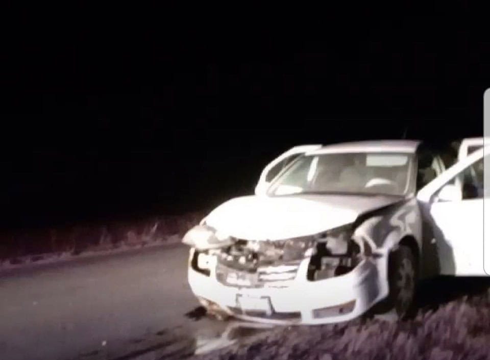 Pierden el control y chocan contra palmera en la carretera Zaragoza-Morelos