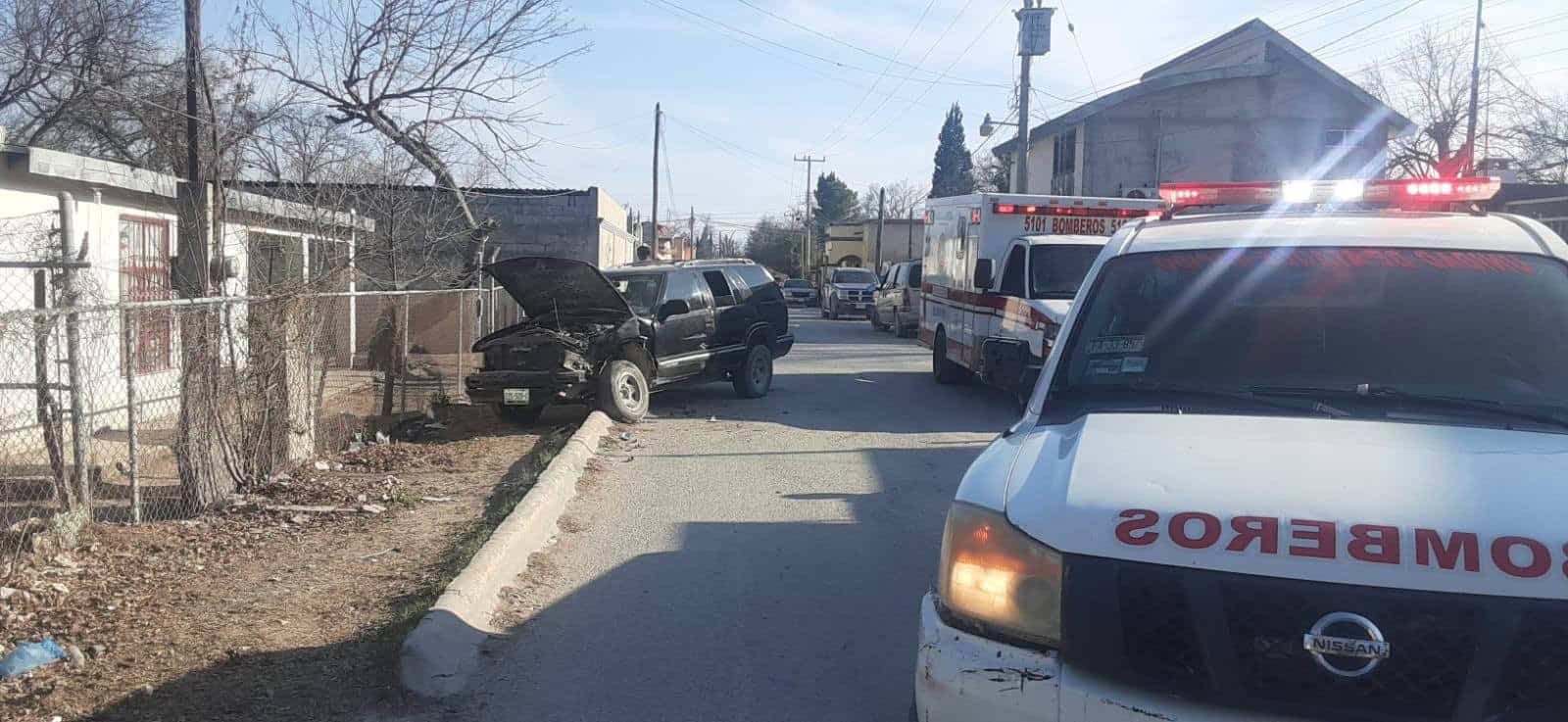 Atienden Bomberos choque frontal en Allende