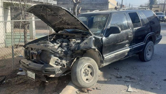 Atienden Bomberos choque frontal en Allende