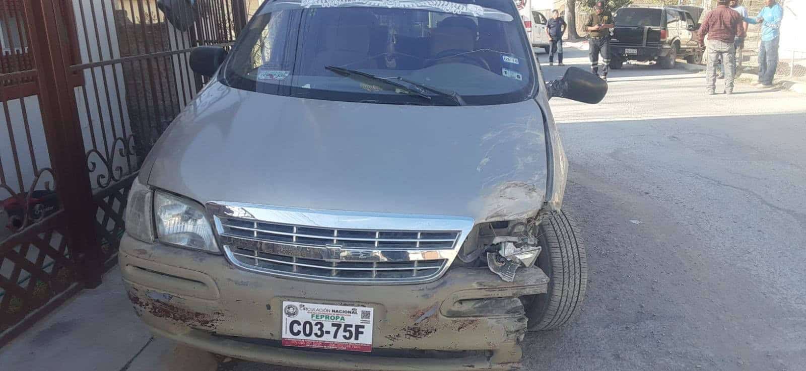 Atienden Bomberos choque frontal en Allende
