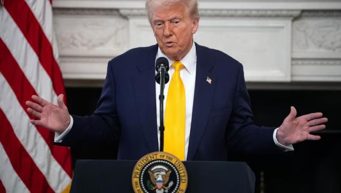 Trump insta a centrarse en inmigración y no en Putin
