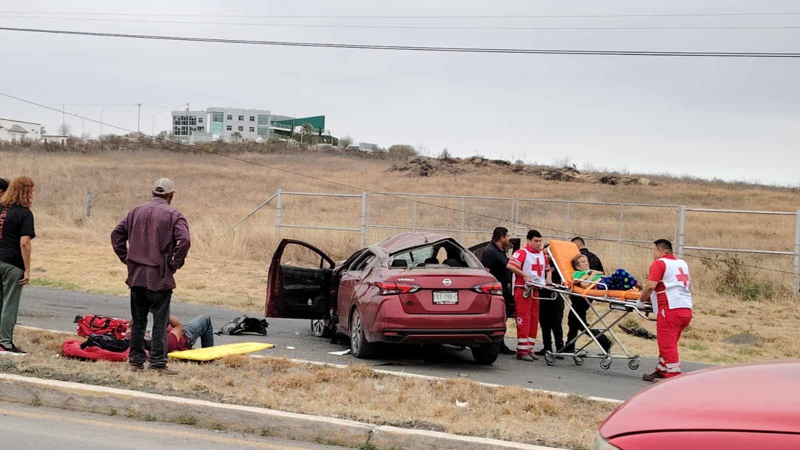 Aparente estallido de neumático provoca accidente de automóvil en la carretera estatal 22, tramo Múzquiz-Palaú.