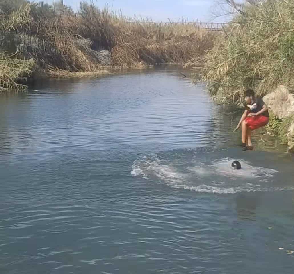 Temperaturas de hasta 37 grados centígrados impulsan a jóvenes y niños a lanzarse al río Monclova.