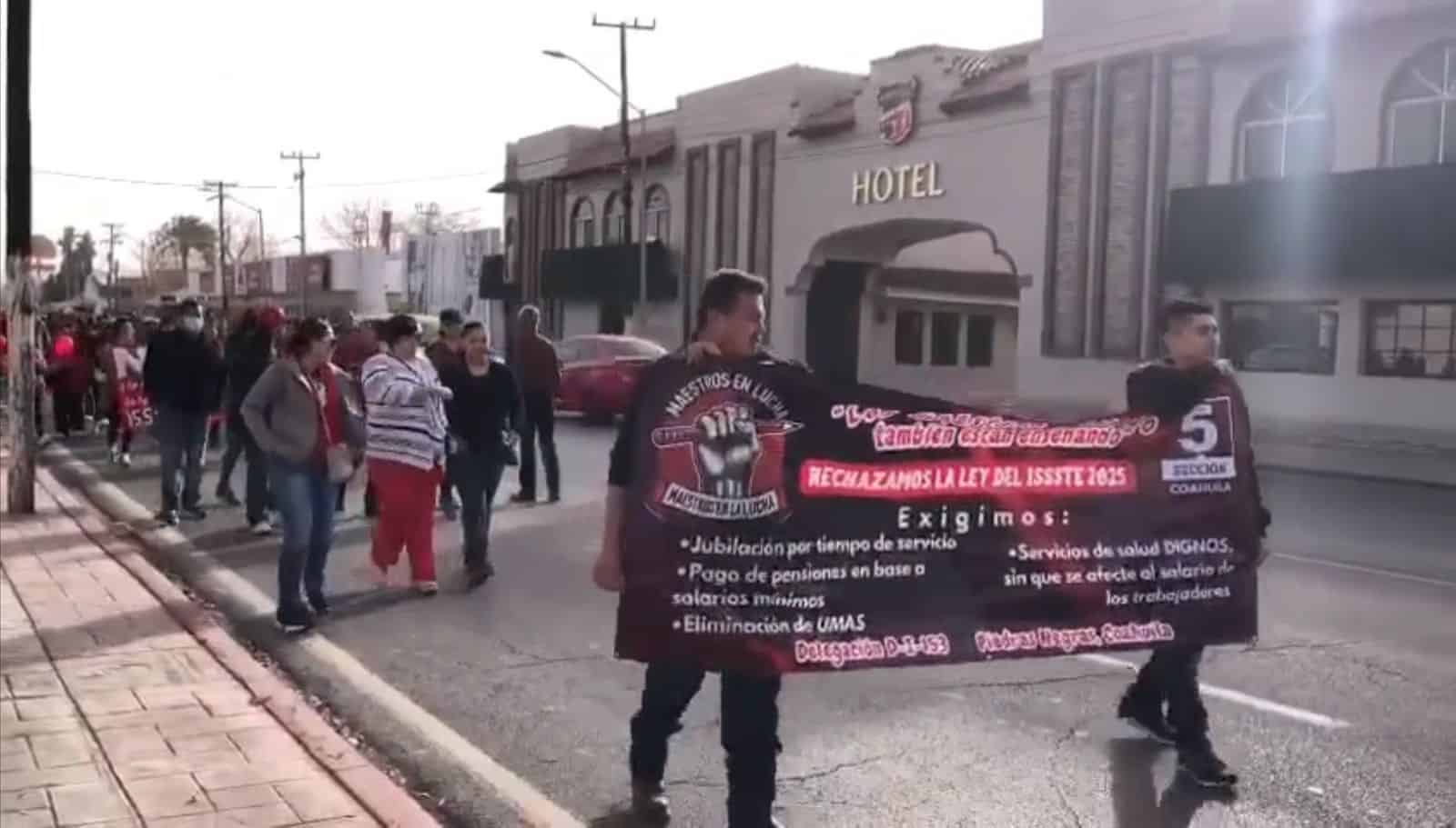 Maestros de Piedras Negras Se Manifiestan en Contra de la Reforma al ISSSTE