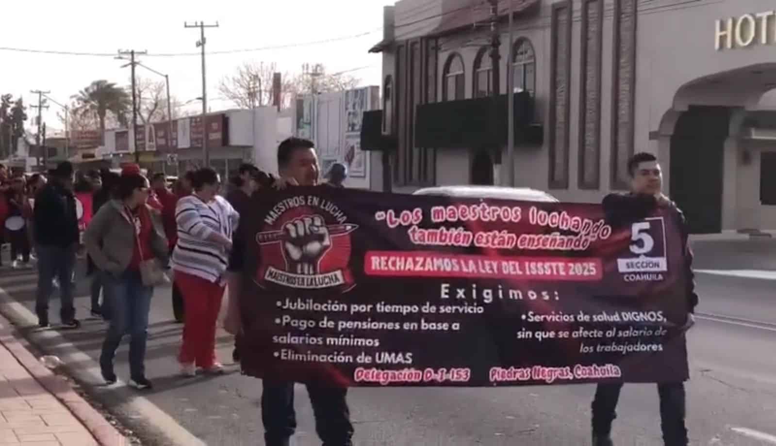 Maestros de Piedras Negras Se Manifiestan en Contra de la Reforma al ISSSTE