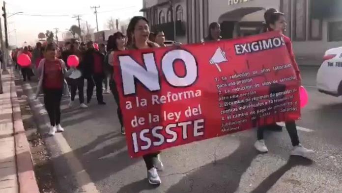 Maestros de Piedras Negras Se Manifiestan en Contra de la Reforma al ISSSTE