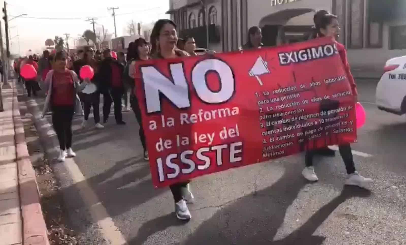 Maestros de Piedras Negras Se Manifiestan en Contra de la Reforma al ISSSTE