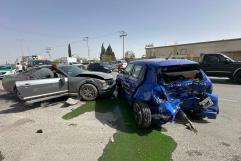 Pierde el Control de su Unidad y Choca contra un Carro Estacionado