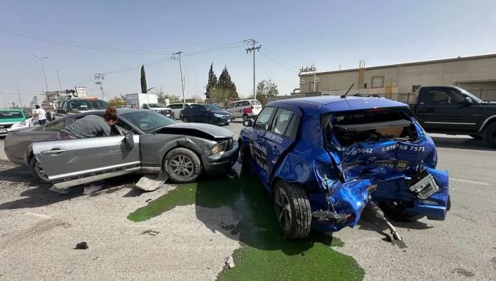 Pierde el Control de su Unidad y Choca contra un Carro Estacionado