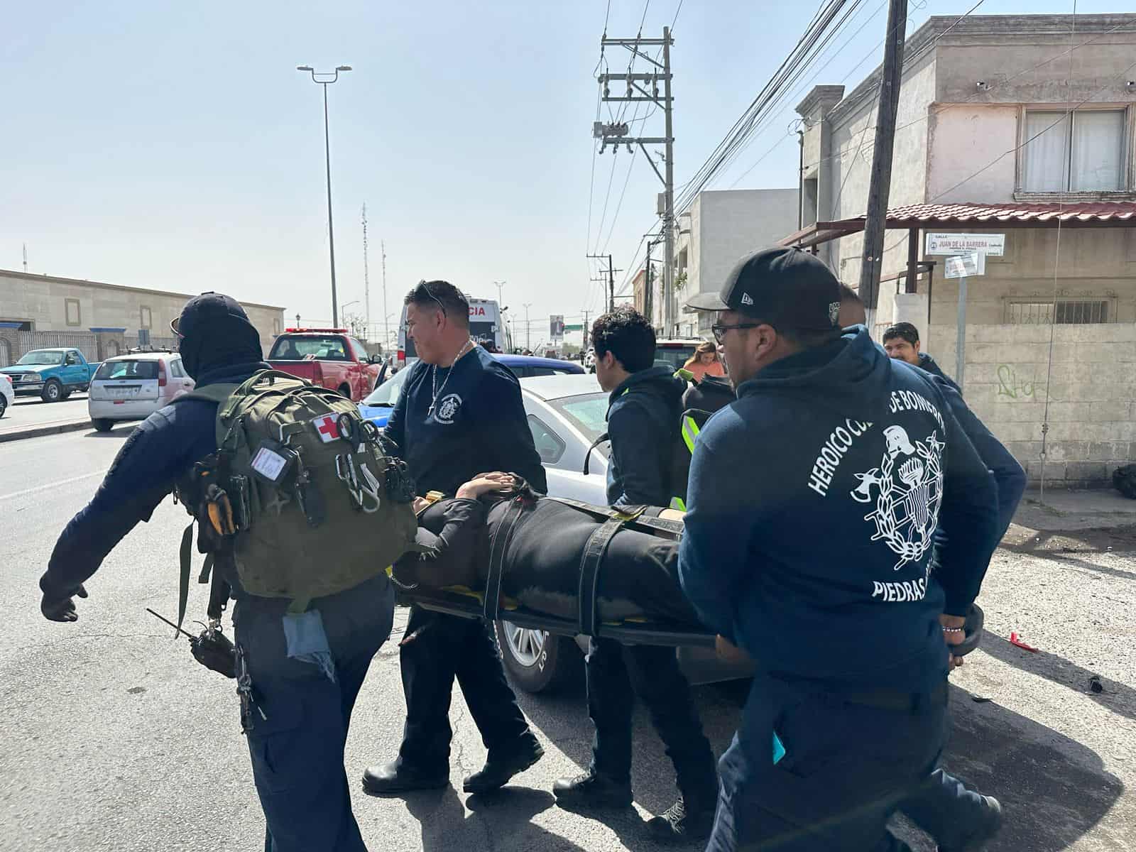 Pierde el Control de su Unidad y Choca contra un Carro Estacionado