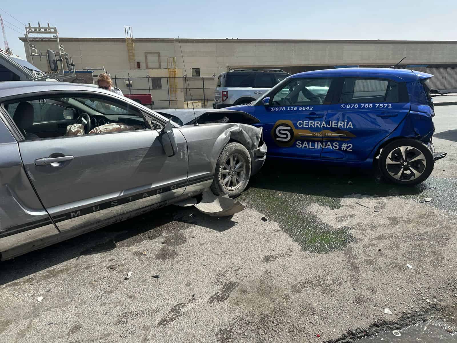 Pierde el Control de su Unidad y Choca contra un Carro Estacionado