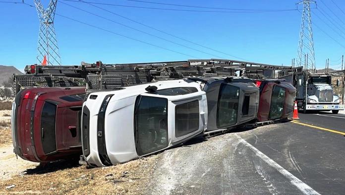 Vuelca tráiler que trasportaba autos nuevos