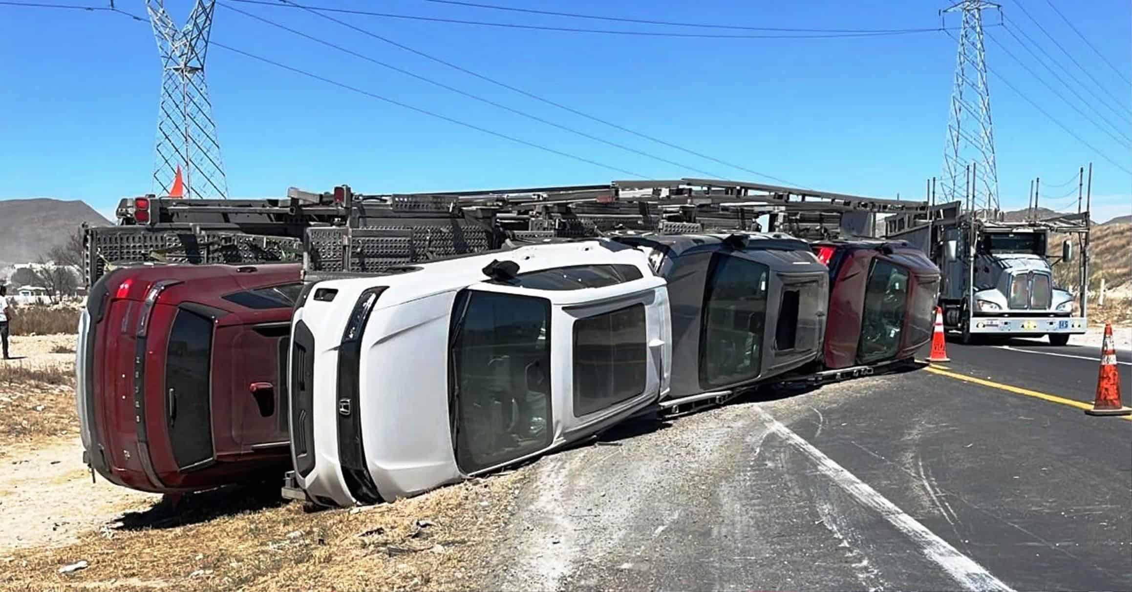 Vuelca tráiler que trasportaba autos nuevos