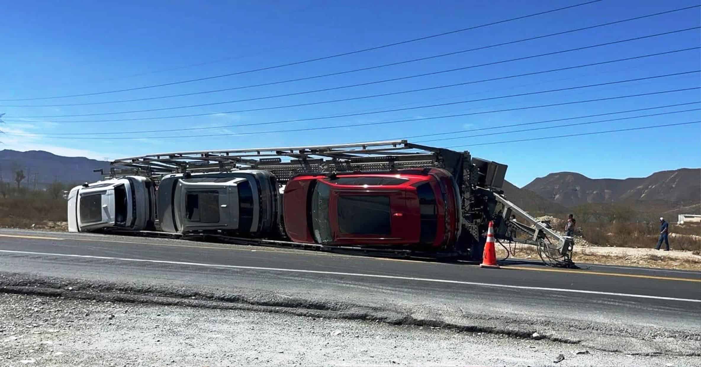 Vuelca tráiler que trasportaba autos nuevos