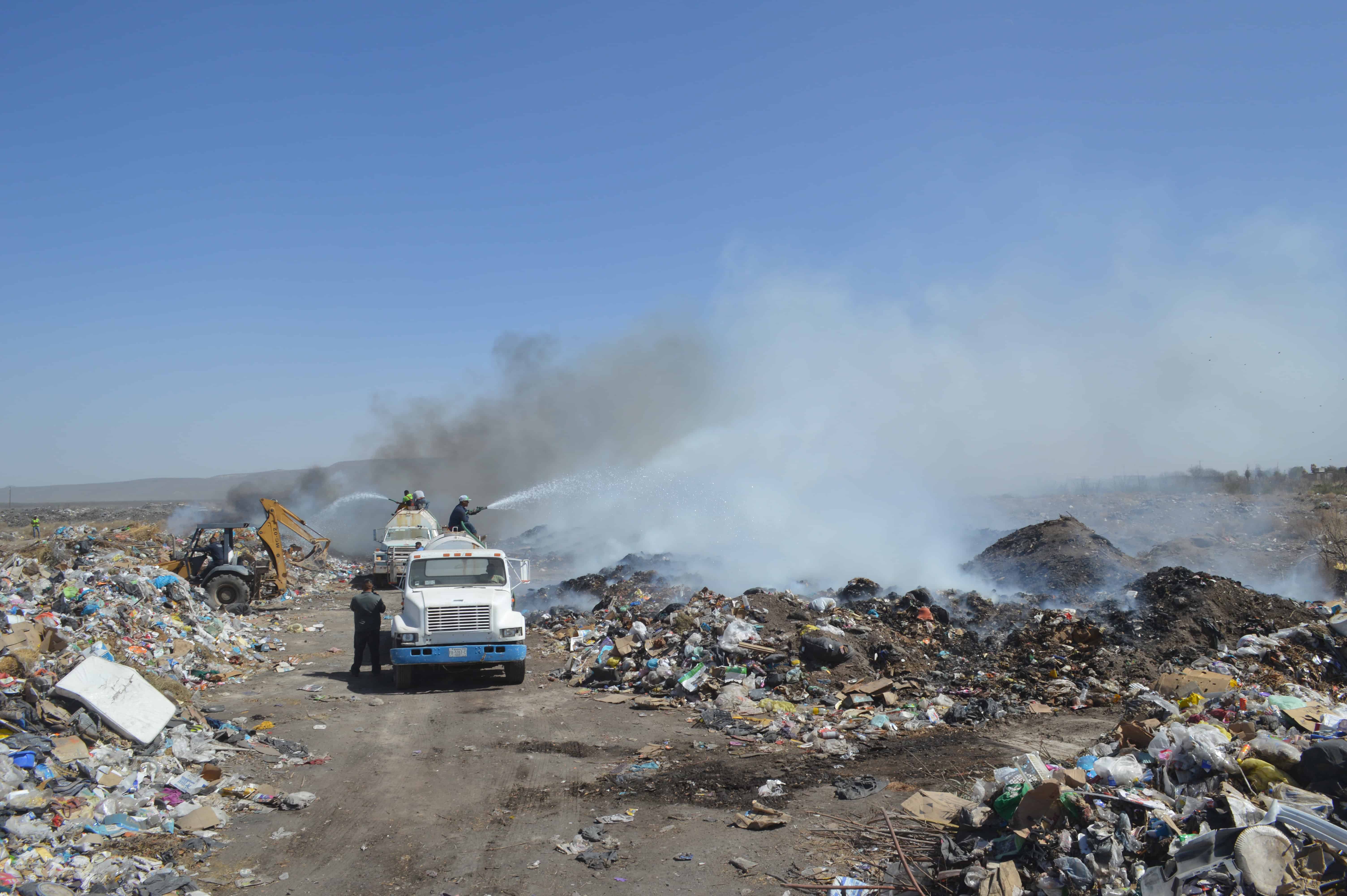 El humo del incendio obstruía la visibilidad de la carreta 34 rumbo a los ejidos.