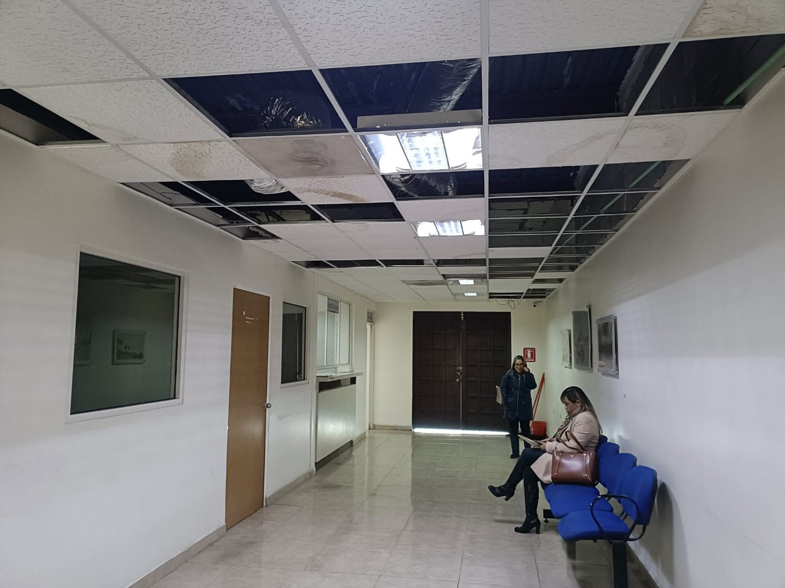 Se pretende cambiar todos los plafones de ambos pisos de la presidencia.