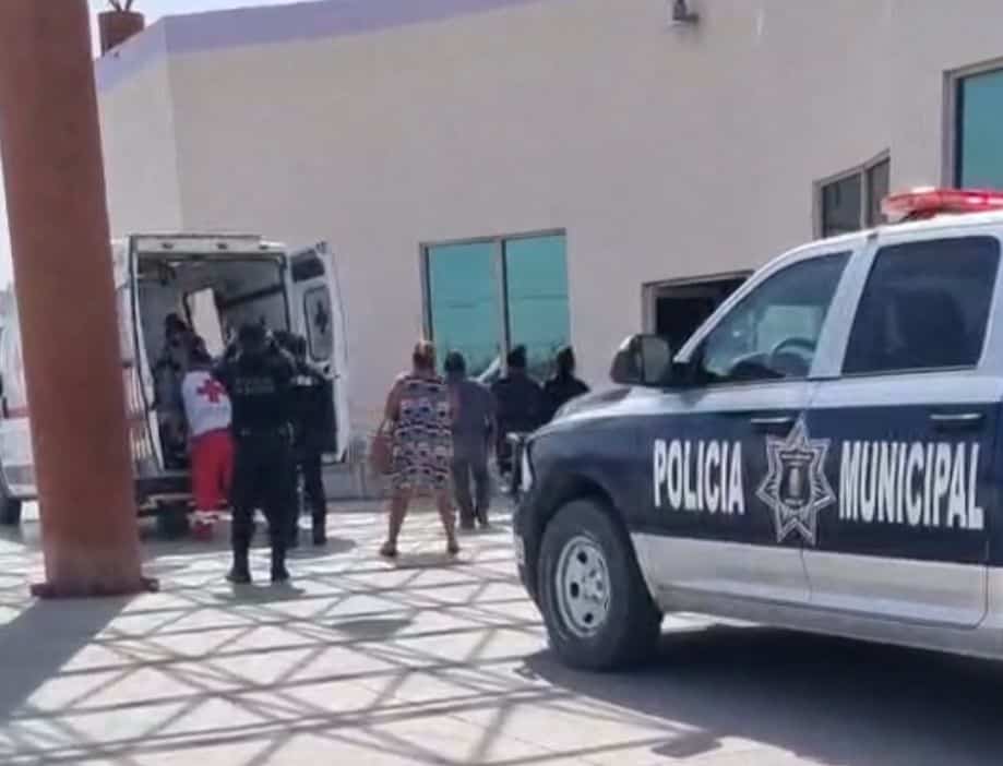 Paramédicos de la Cruz Roja trasladaron a los lesionados al hospital general.