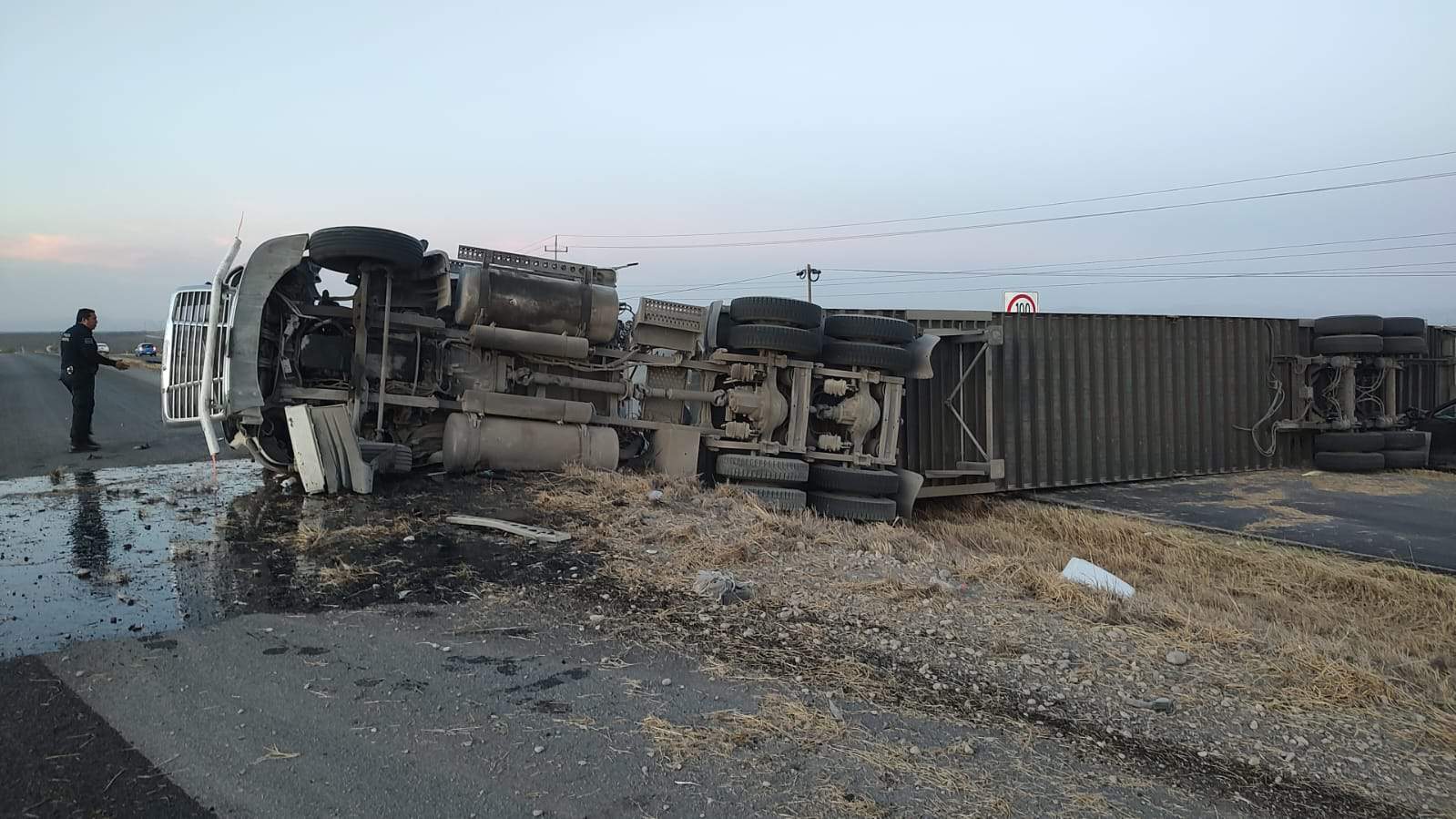 Vuelca tráiler quinta rueda y provoca impacto por alcance de camioneta tipo familiar