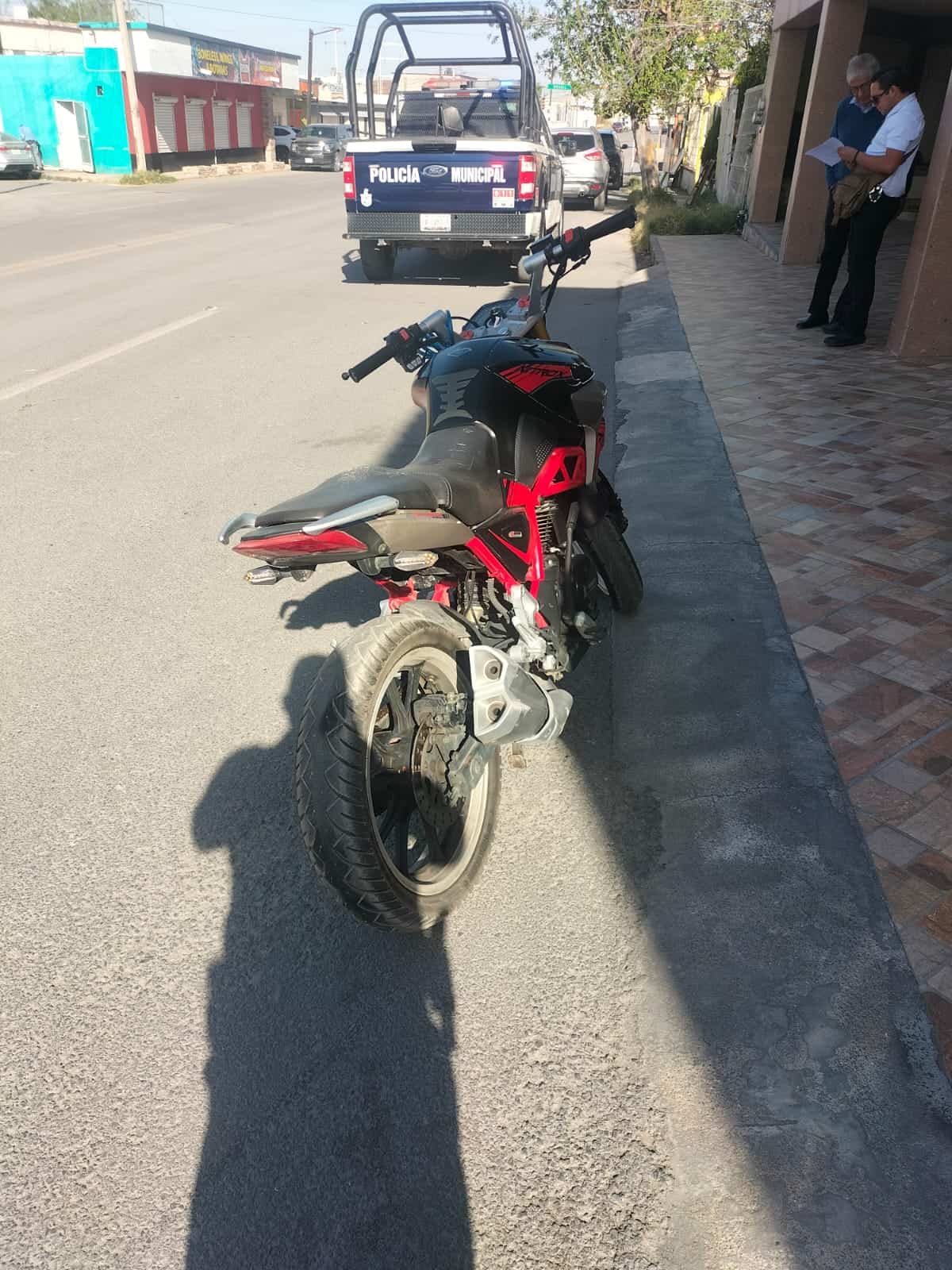 Tumba abuelito a motociclista