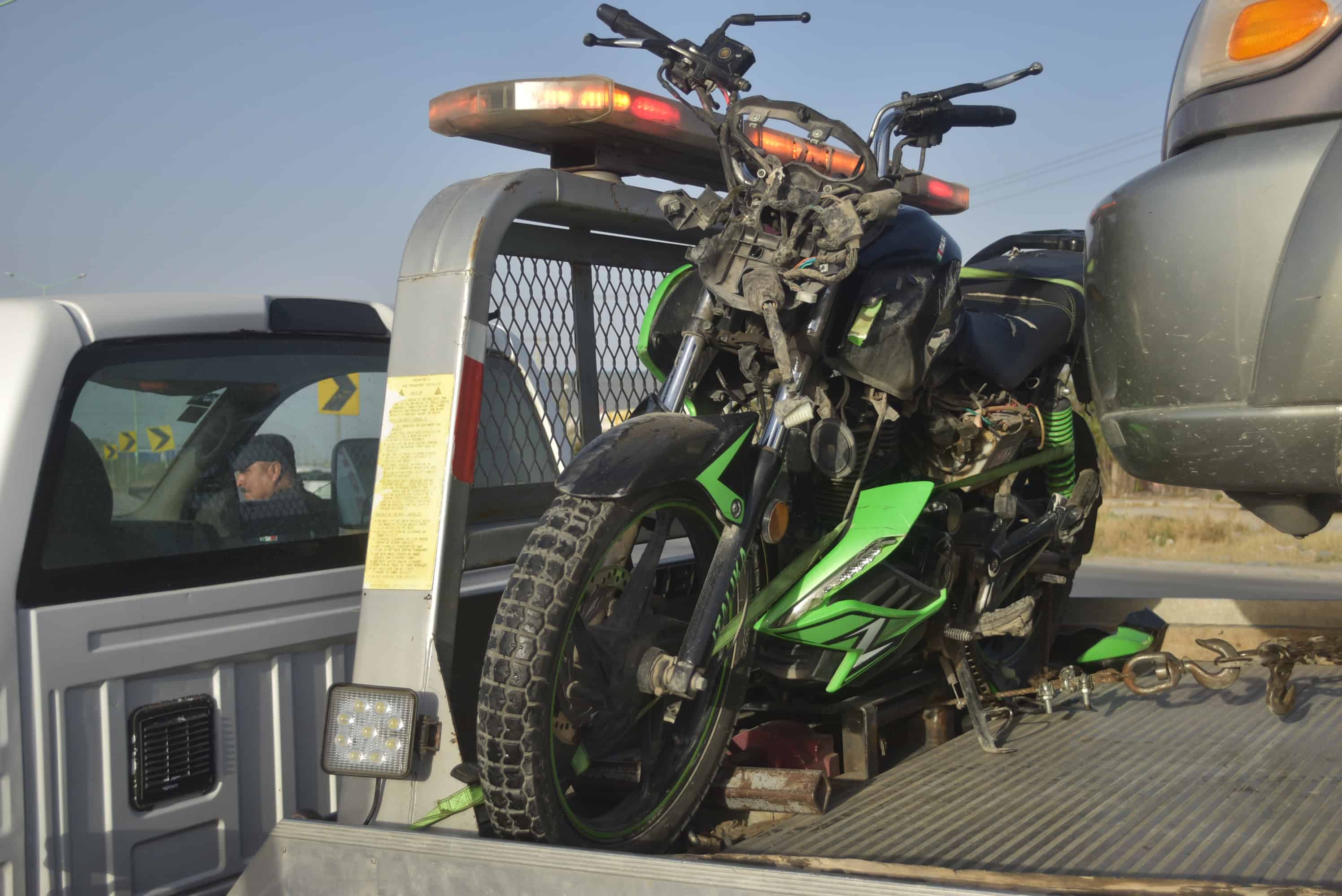 Embiste a motociclista