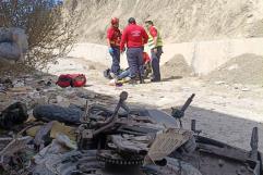 Cae motociclista en canal a más de 15 metros