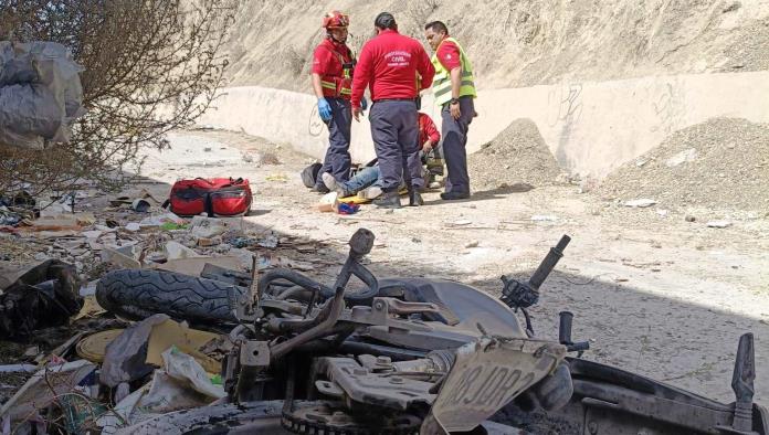 Cae motociclista en canal a más de 15 metros