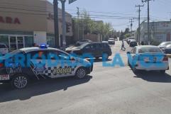 Se pasa el alto y provoca choque en la avenida Acereros; genera caos vial