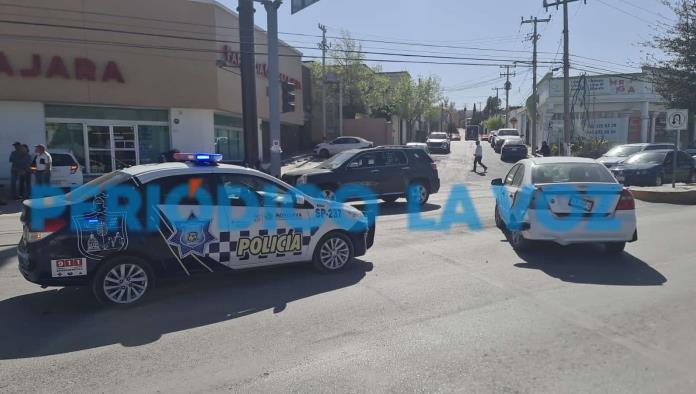 Se pasa el alto y provoca choque en la avenida Acereros; genera caos vial