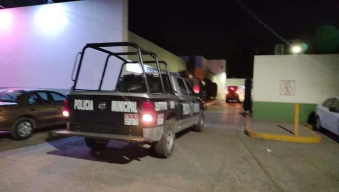 Hombre dispara contra su expareja y huye