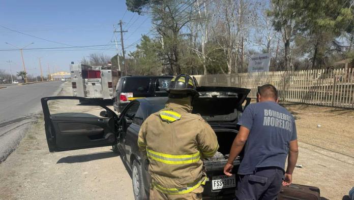 Se incendia auto en Morelos tras falla en cableado