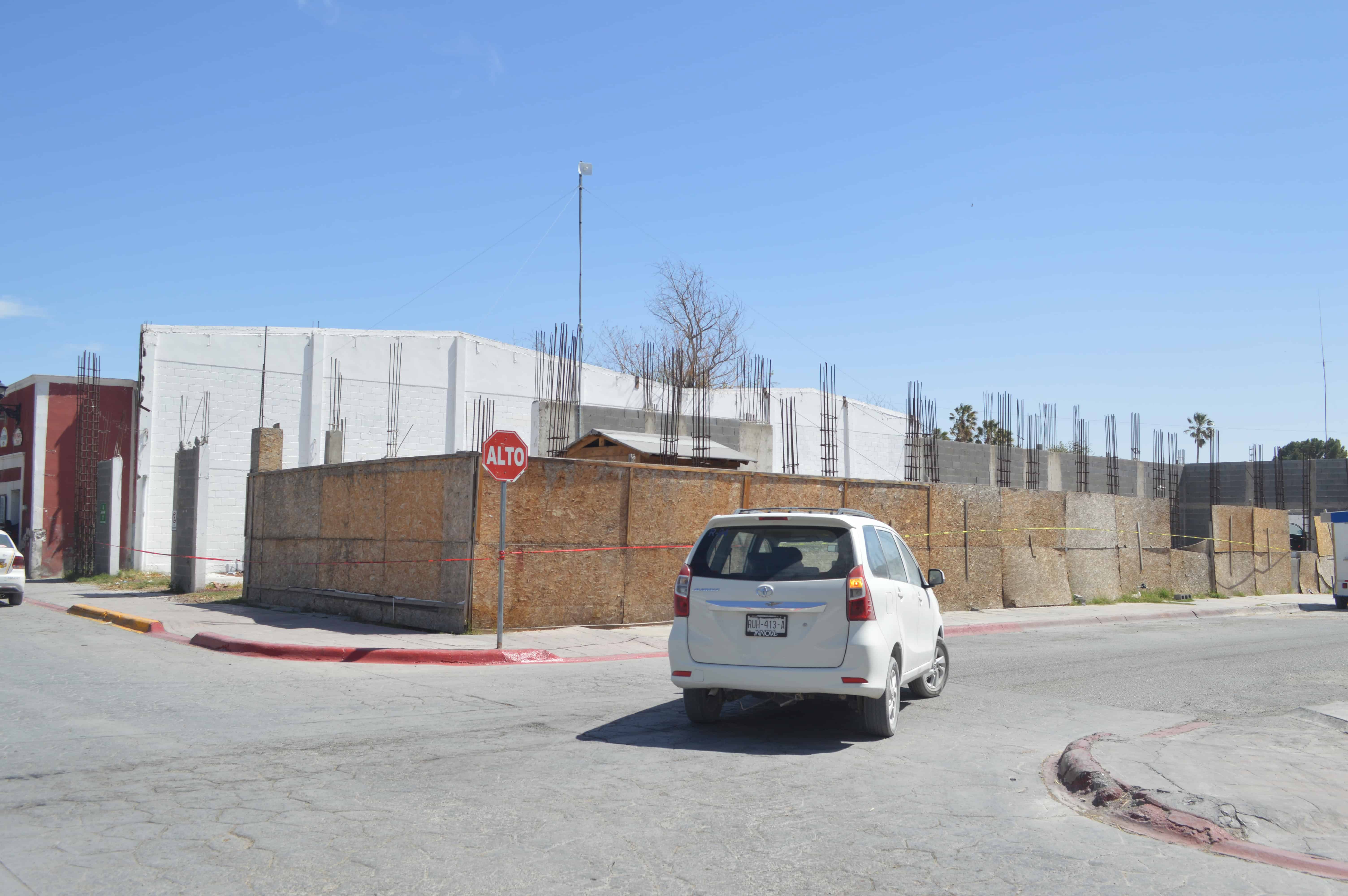 La barda tiene una altura de 15 a 20 metros y está a punto de colapsar.